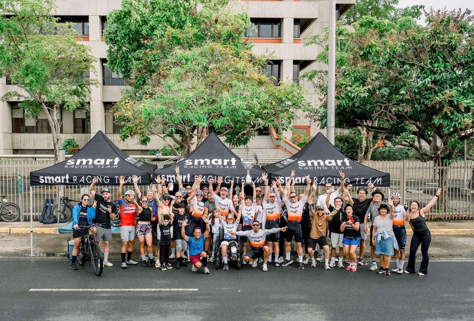 Carpas de Smart Racing Team en zona de apoyo de una competencia