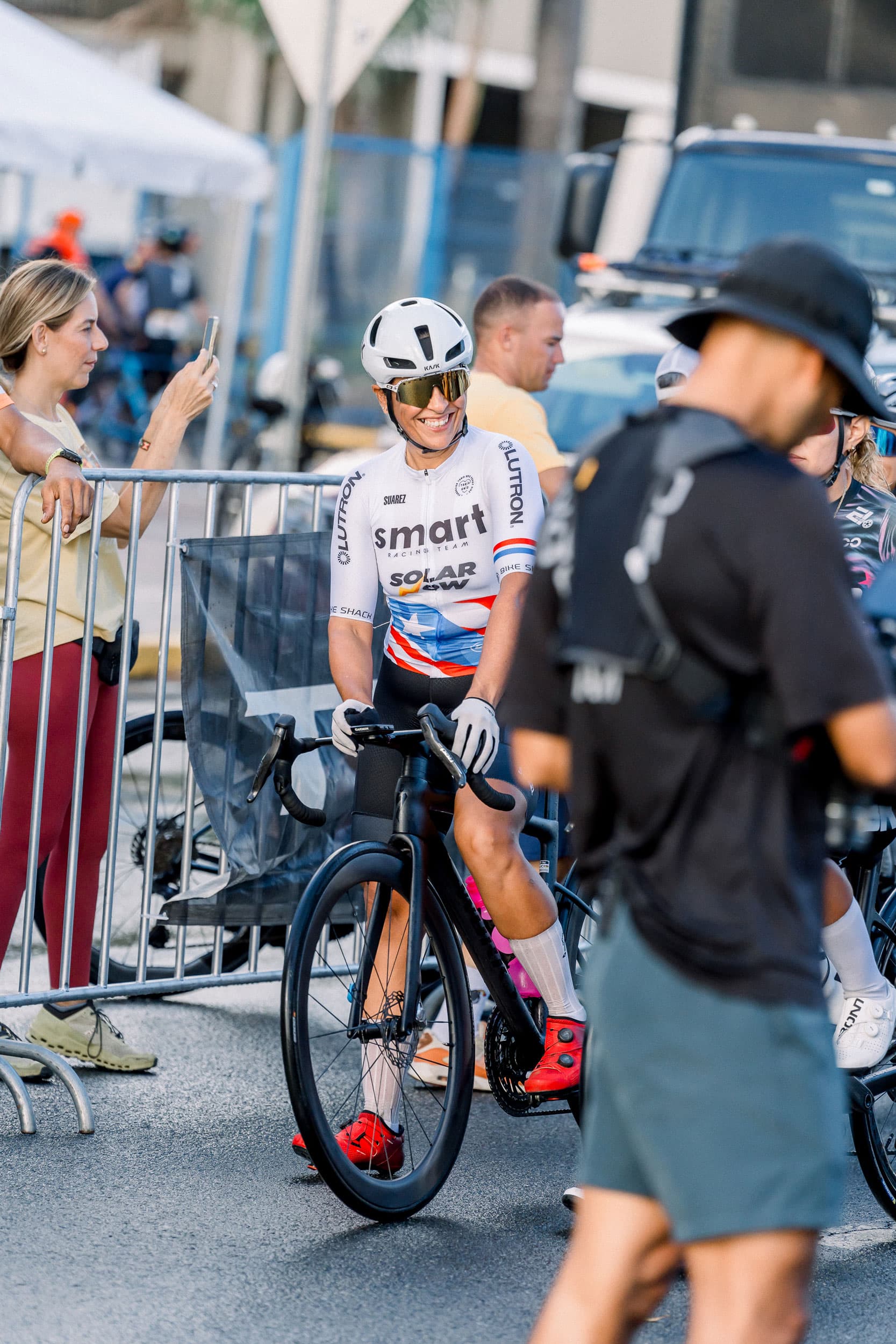 Corredora de Smart Racing Team abrazando a un familiar tras cruzar la meta en el Master Cycling Tour