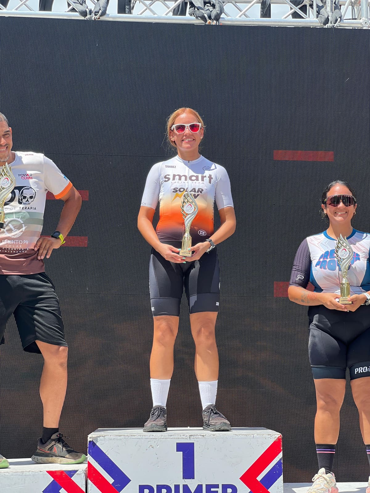 Atleta de Smart Racing Team con su trofeo de campeona en la Copa Olímpica de Ciclismo
