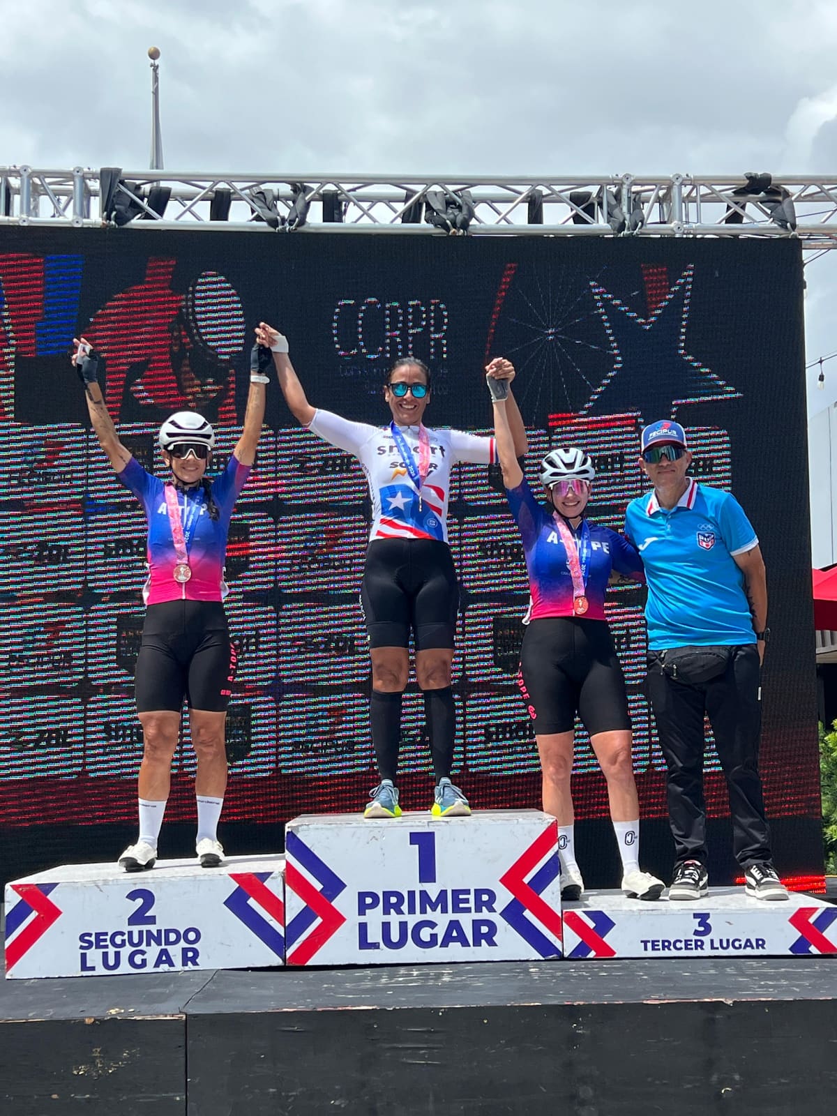 Atleta de Smart Racing Team celebra en lo más alto del podio de la Copa Olímpica de Ciclismo