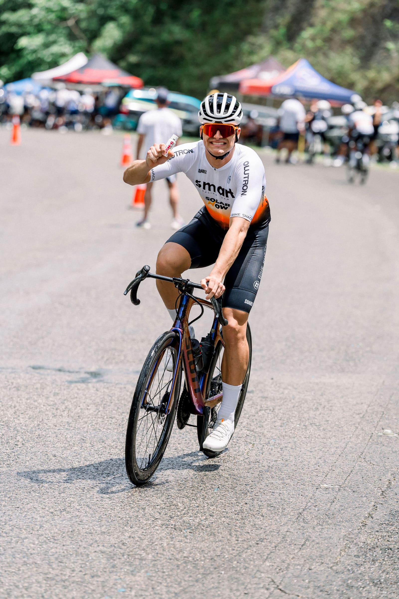 Oscar Vázquez compitiendo en bicicleta con el uniforme de Smart Racing Team