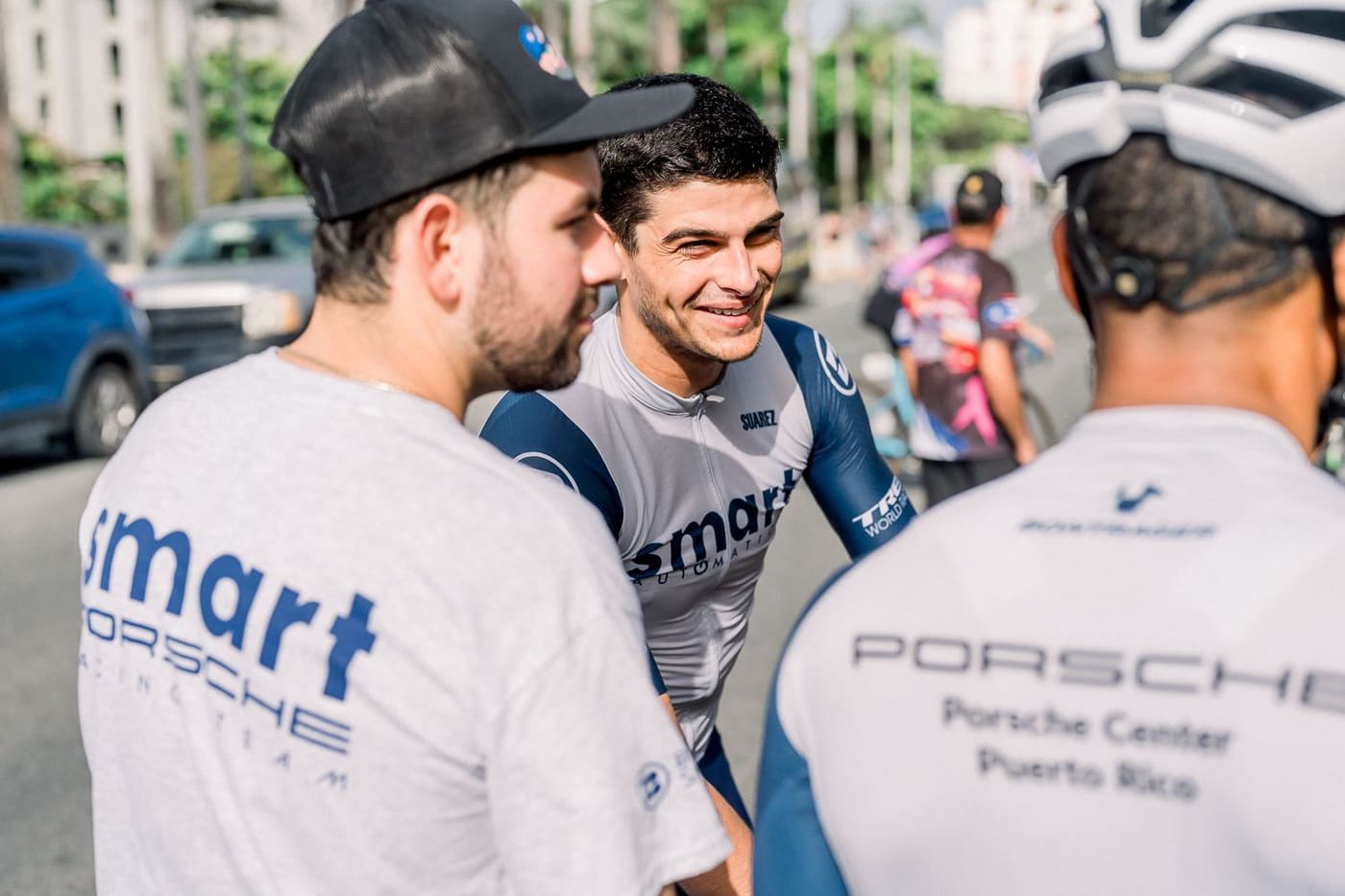 Oscar Vázquez conversando con compañeros de equipo antes de una carrera