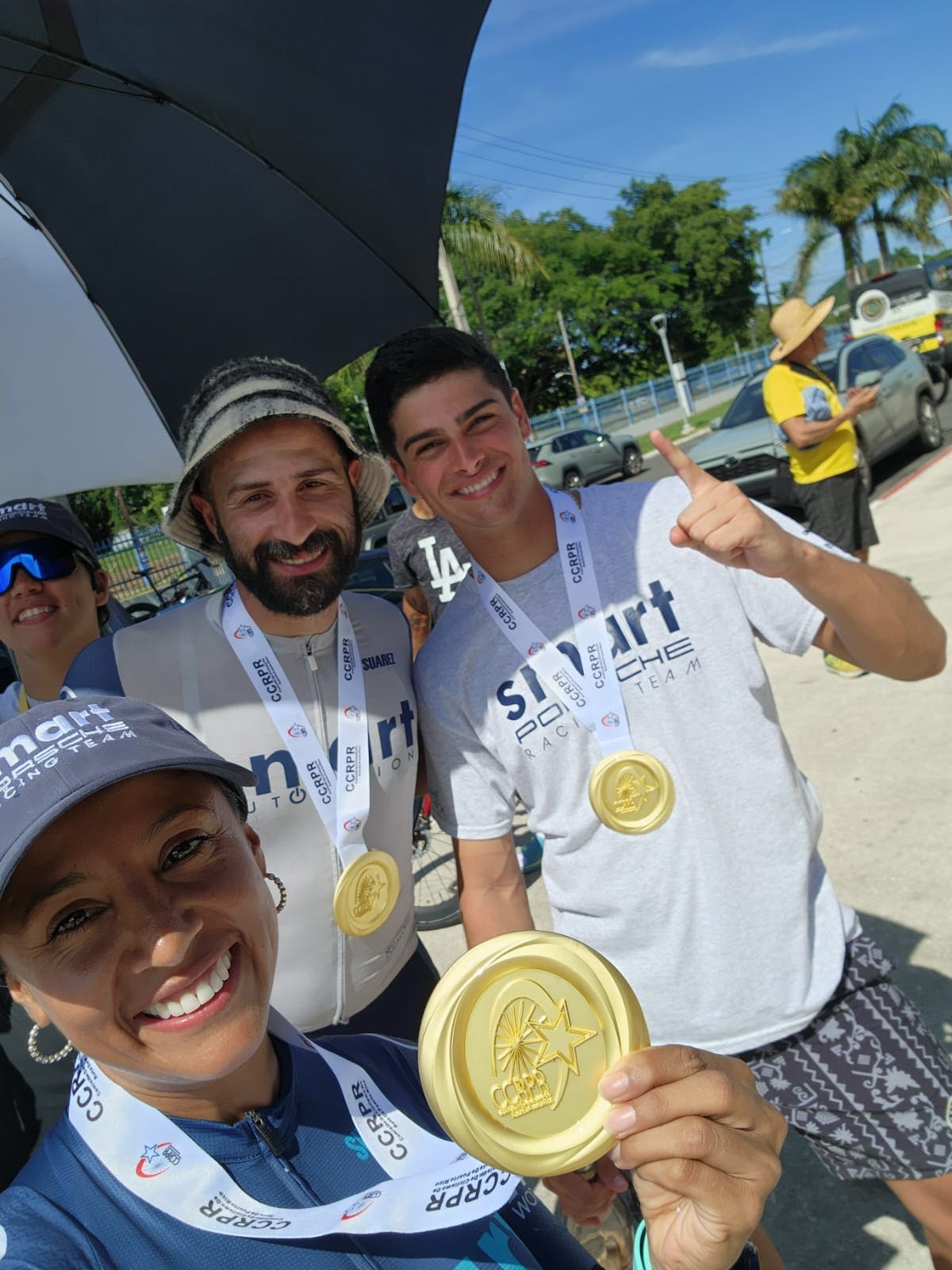Oscar Vázquez con medalla de oro del CCRPR junto a un compañero de equipo